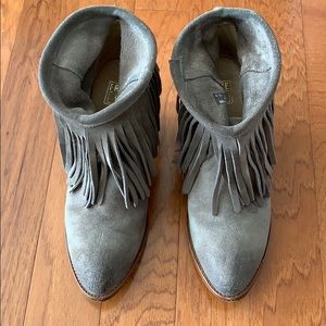 Frye Ilana Short Bootie Fringe size 8, gray suede